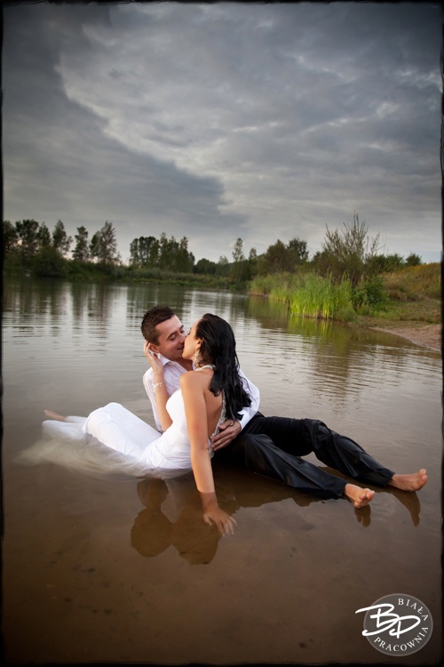 Zdjęcia ślubne Kraków plener w jeziorze 012